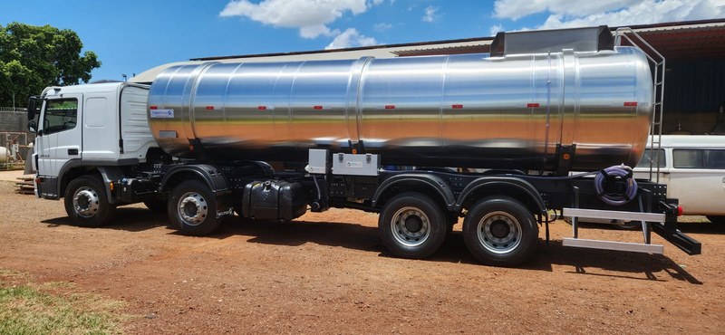 Implemento rodoviário com tanque em aço inox fabricado pela Faccinox