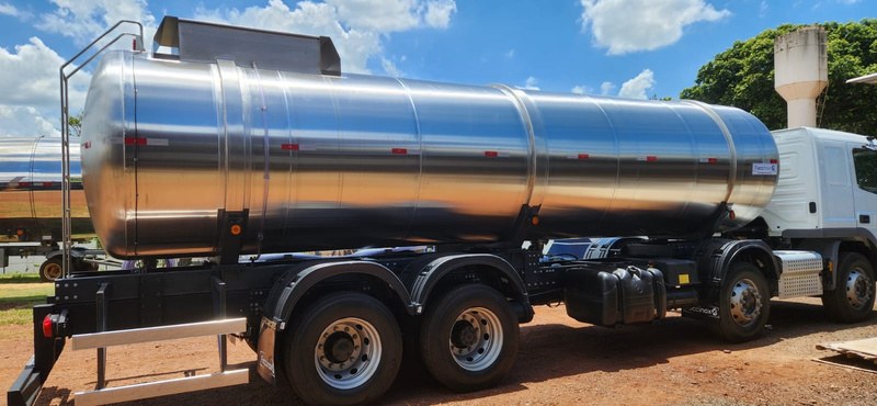 Caminhão-tanque em aço inox da Faccinox em operação